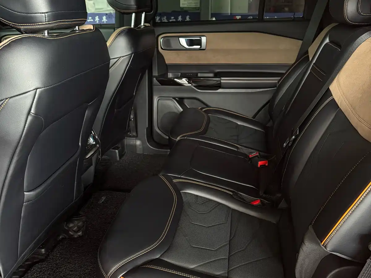 Photo 14 - Ford Explorer
