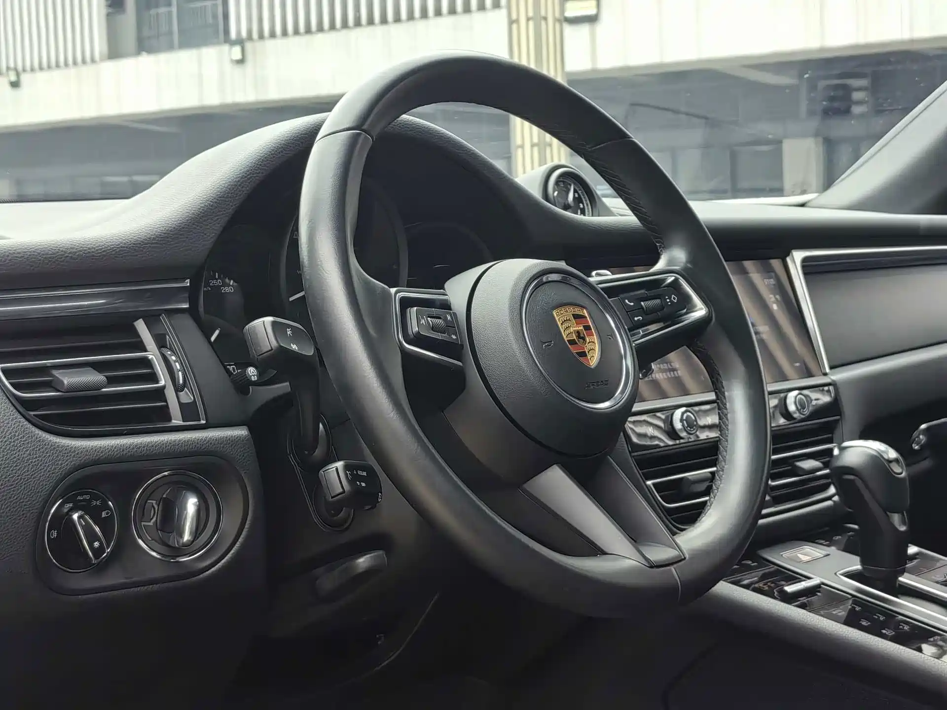 Photo 12 - Porsche Macan
