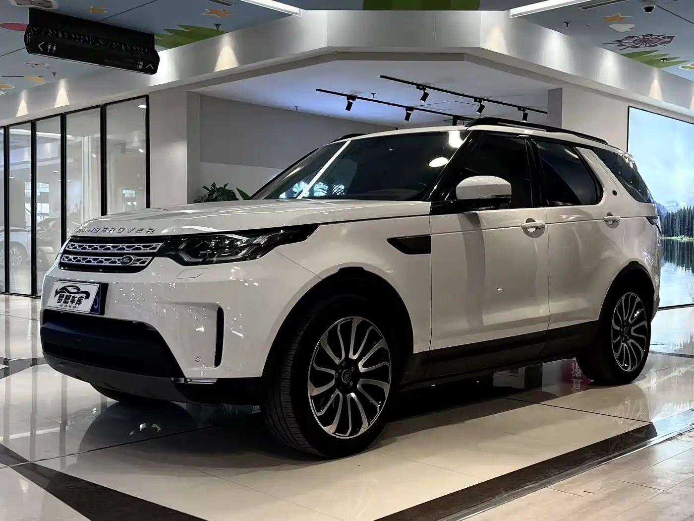 Land Rover Discovery 2019 3.0 SC V6 SE фото 3