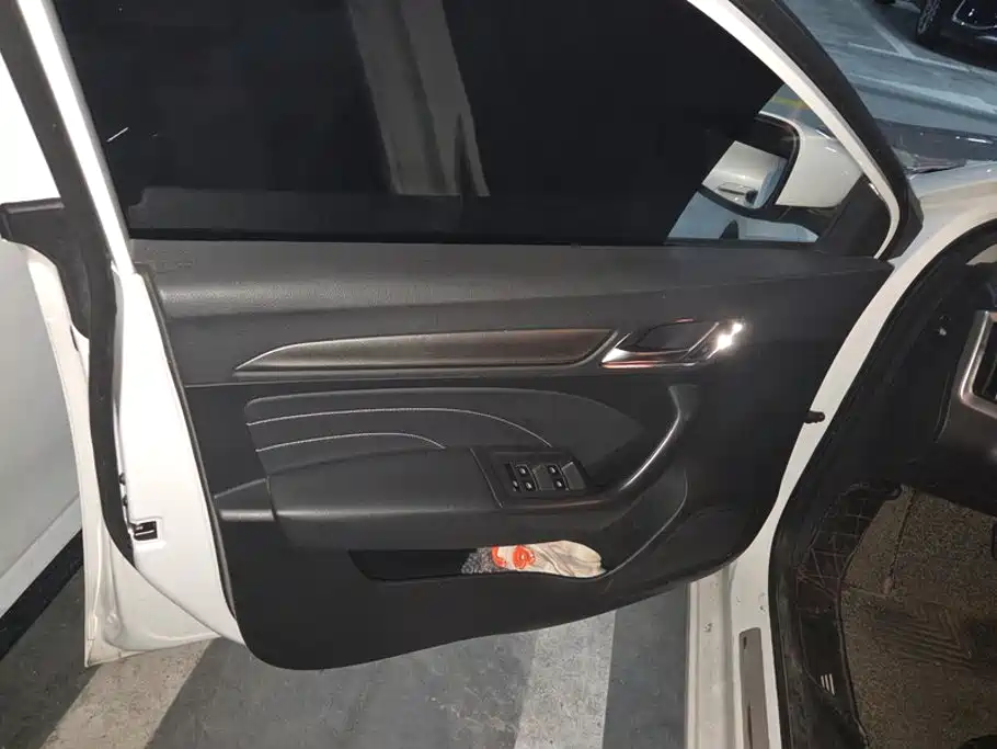 Roewe i6 2020 2020 PLUS 1.6L CVT 4G Connected Glory Holographic Edition