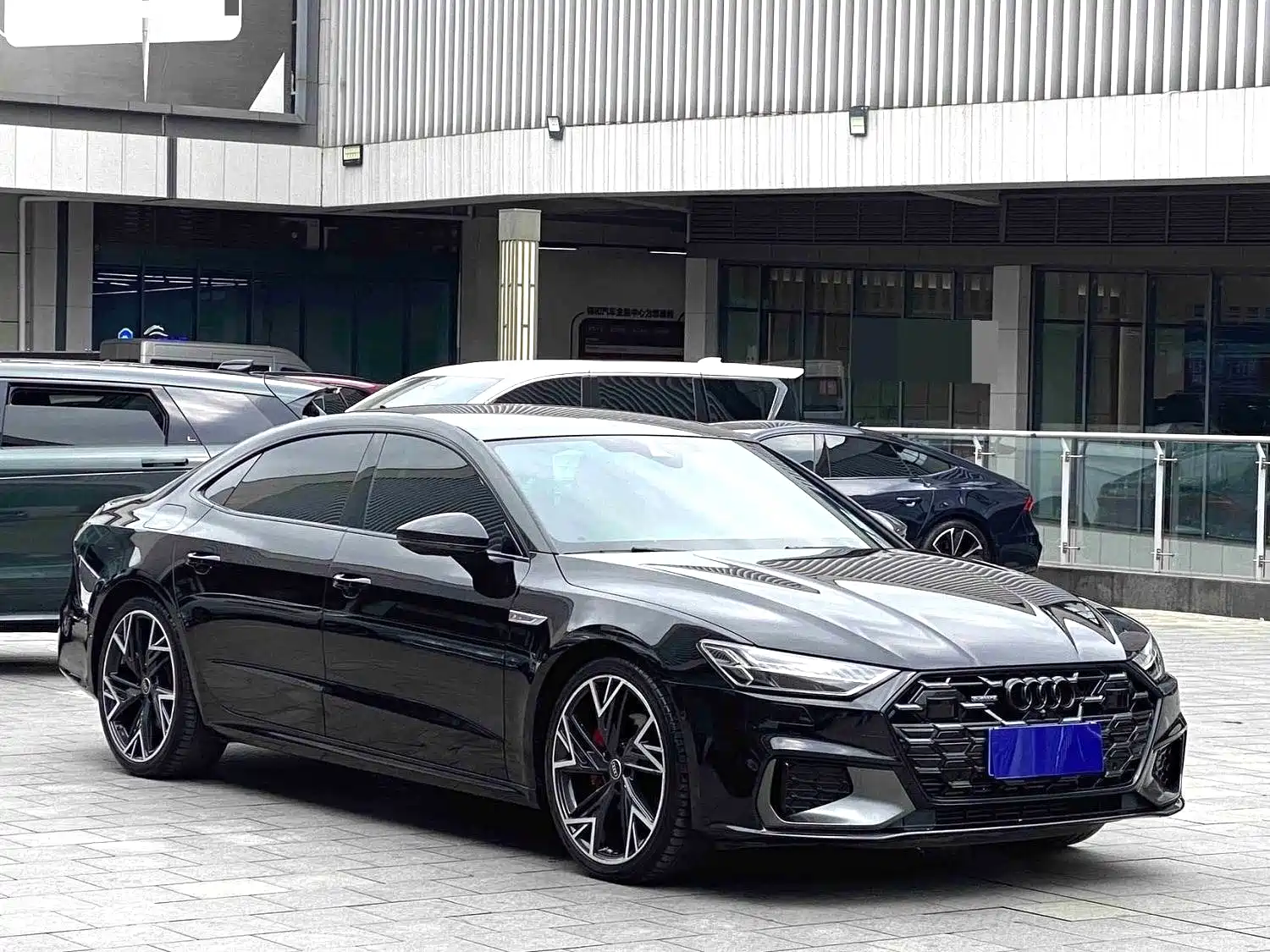 Photo 2 - Audi A7L