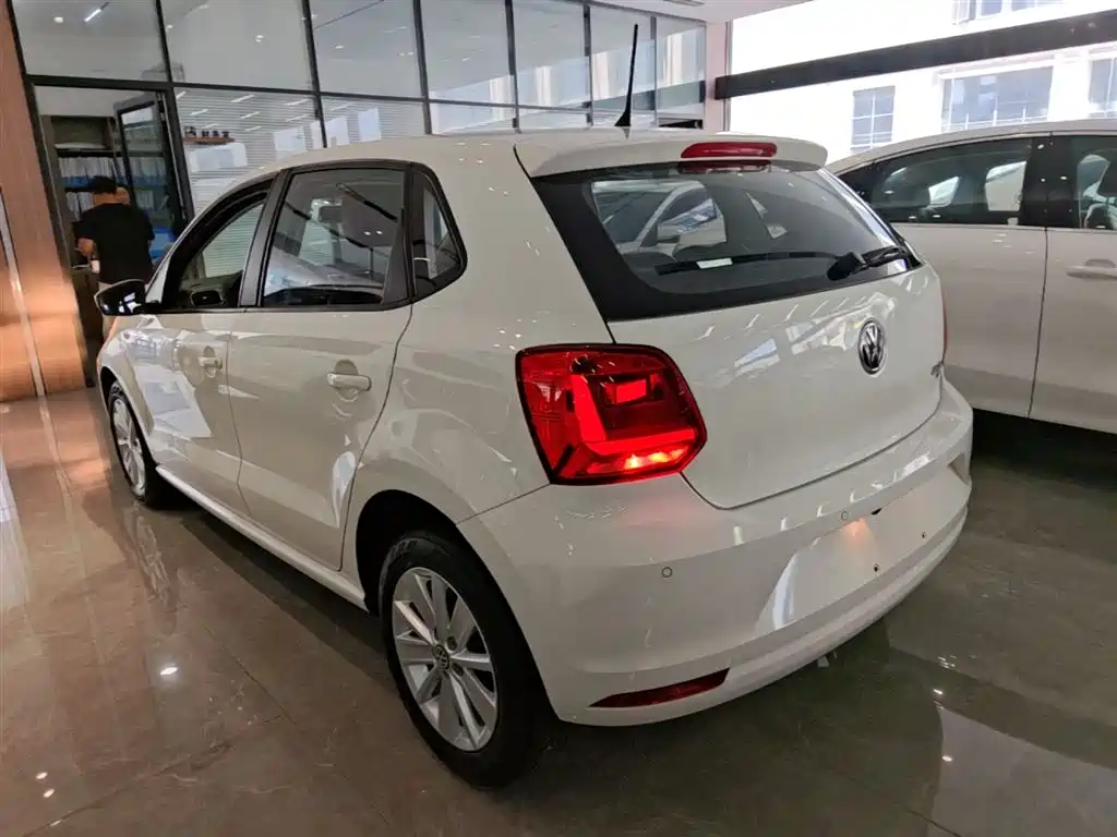 Volkswagen Polo 2016 1.6L Automatic Comfort фото 5