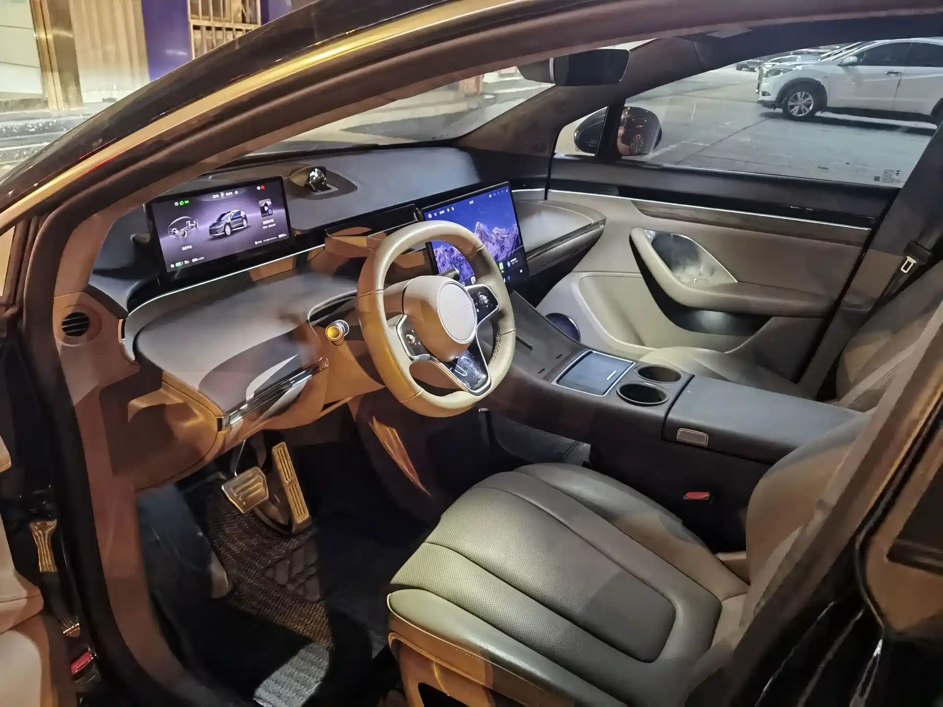 صورة 3 - Zhijie Luxeed R7