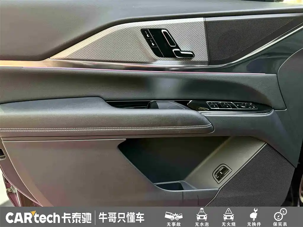 Cadillac XT5 2025 2.0T Luxury фото 15