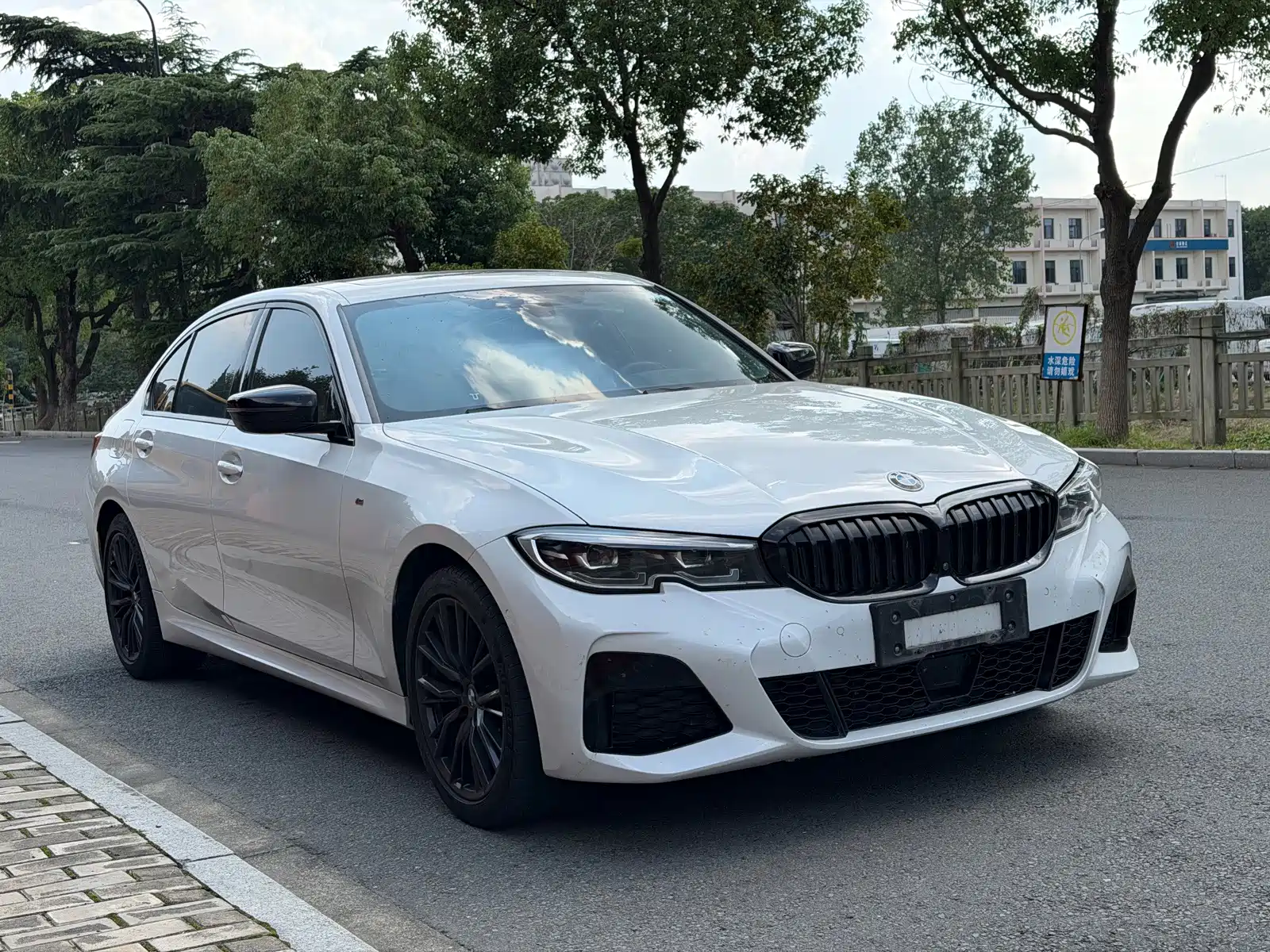 Photo 3 - BMW 3 Series