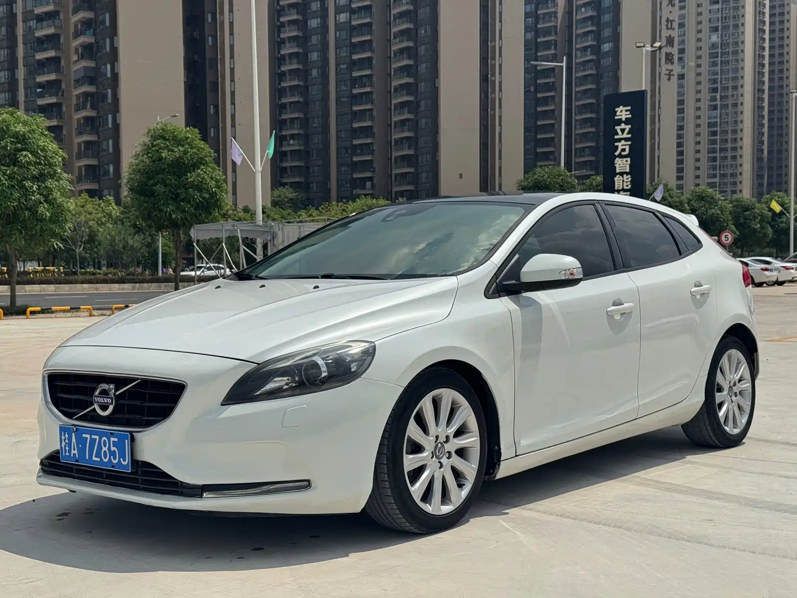 Фото 1 - Volvo V40