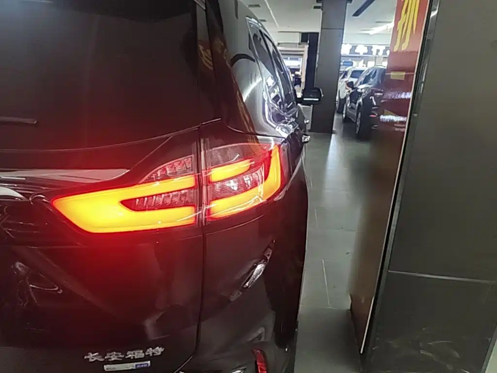 Фото 8 - Ford Edge