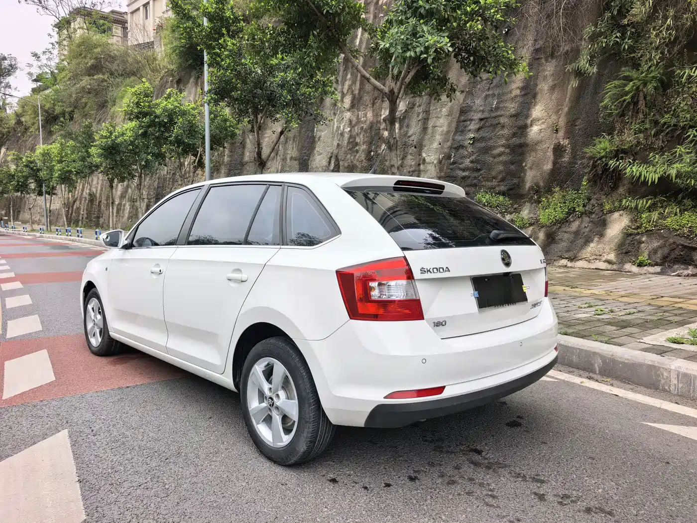 Škoda Skoda Rapid Spaceback 2016 Facelift 1.6L Automatic Innovation Edition фото 5