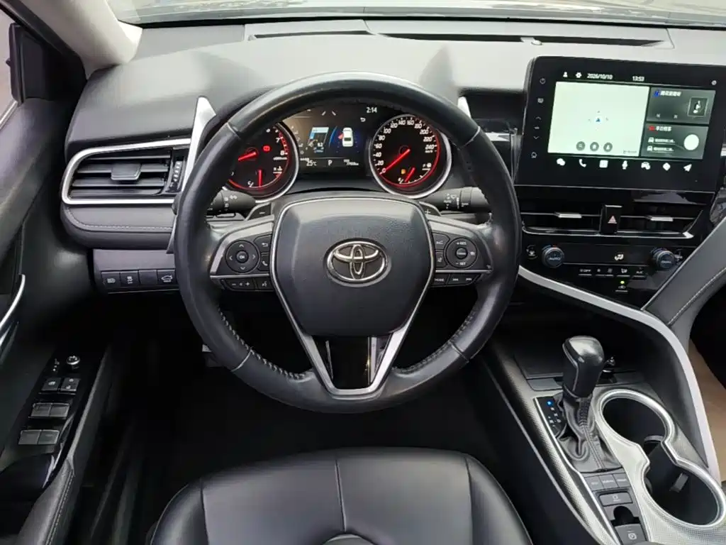 Фото 11 - Toyota Camry