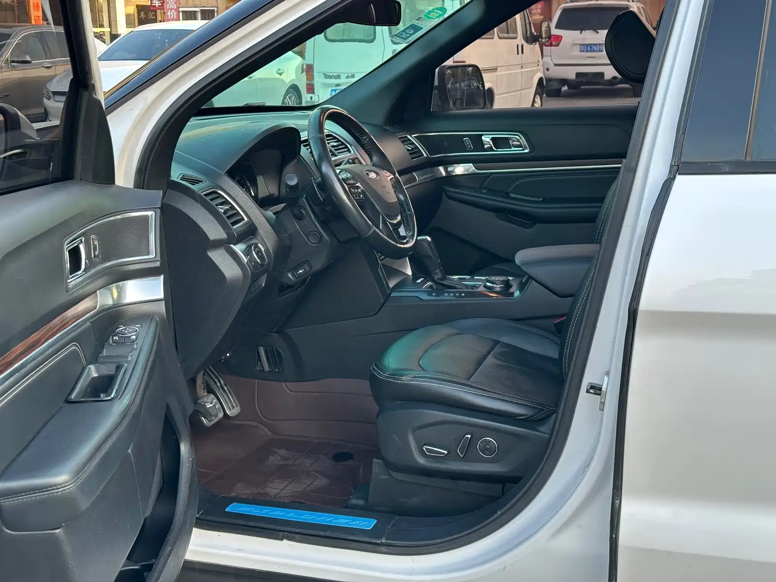Photo 7 - Ford Explorer (Import)