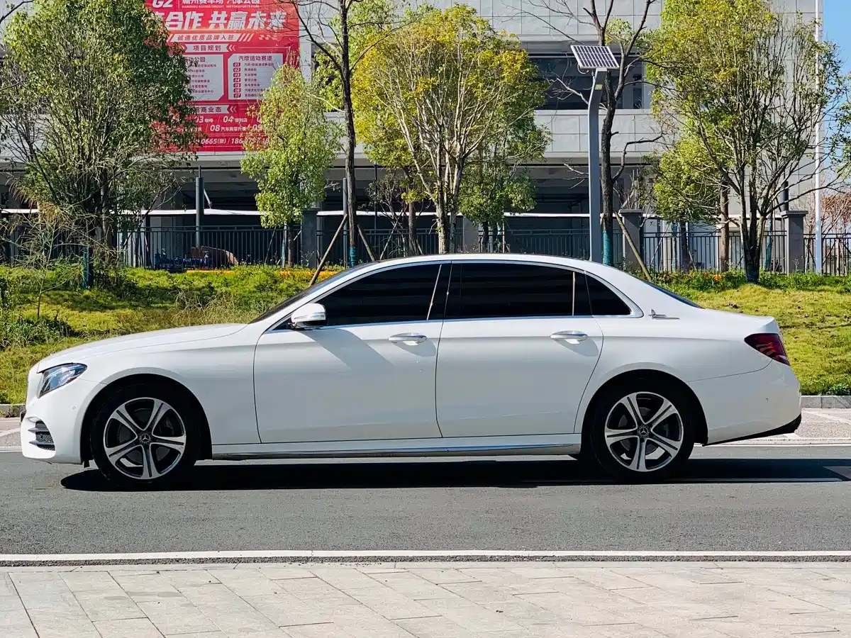 Фото 4 - Mercedes-Benz E-Class