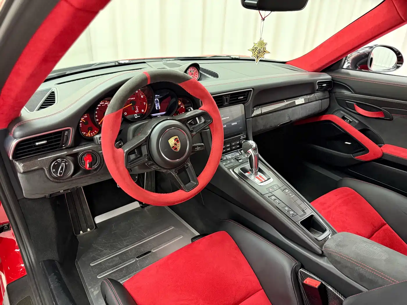 Porsche 911 2018 GT2 RS 3.8T фото 8