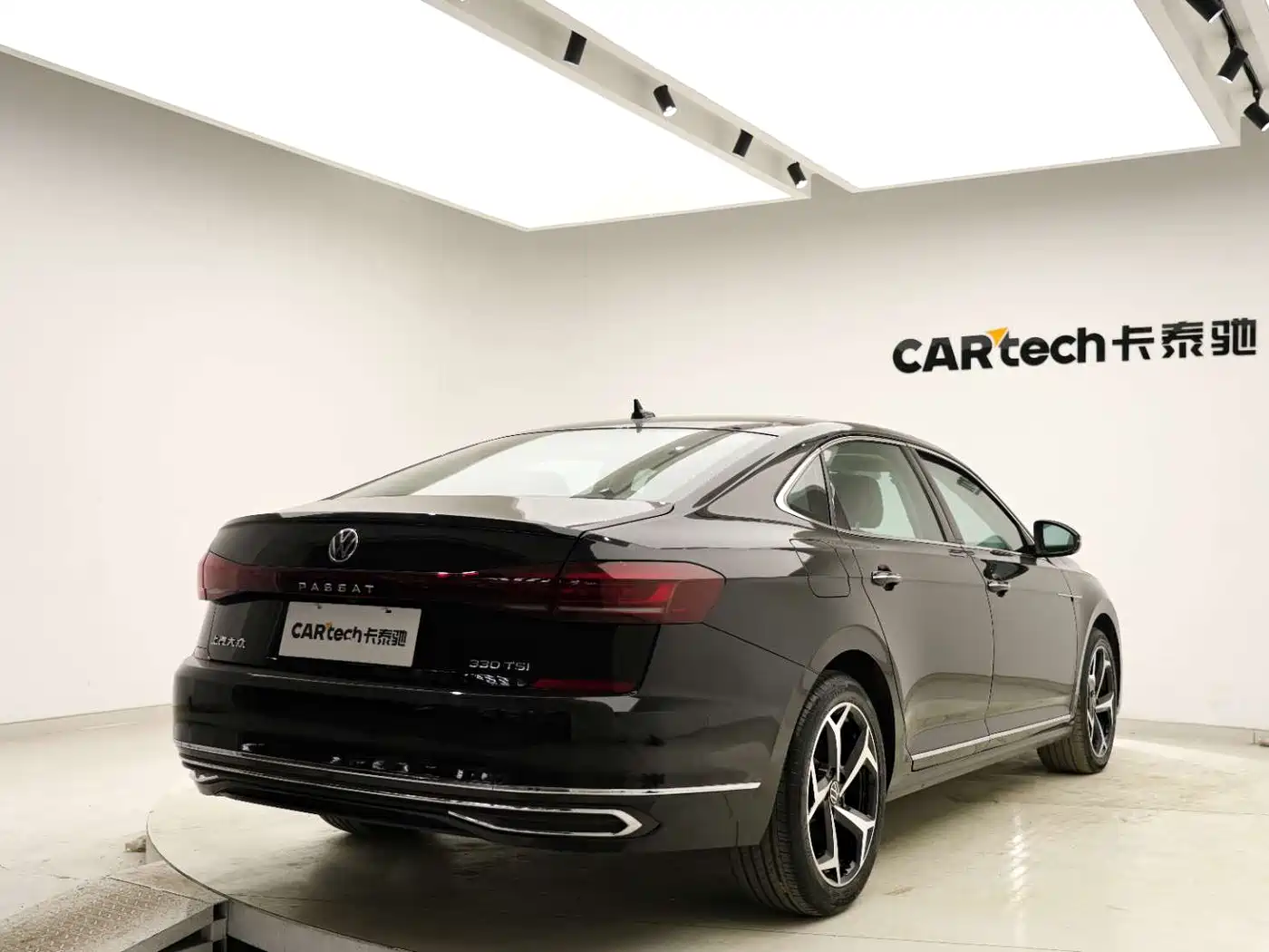 Volkswagen Passat 2023 Facelift 330TSI Starlight Luxury Edition фото 20
