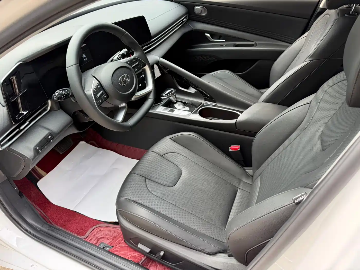 Hyundai Elantra 2022 1.5L CVT LUX Premium Edition фото 10