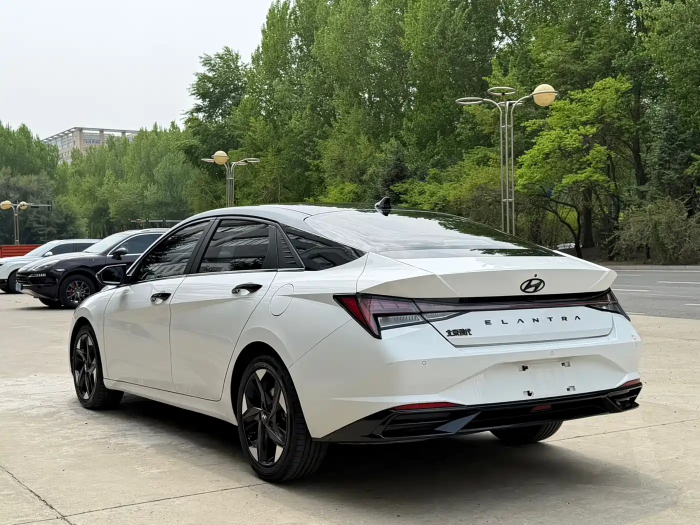 Hyundai Elantra 2022 1.5L CVT LUX Premium Edition фото 7