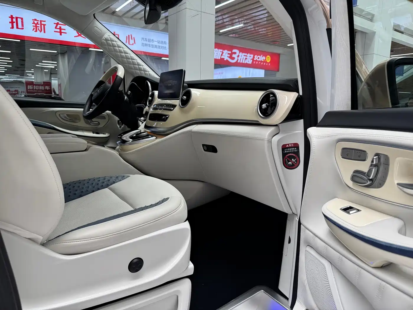 Mercedes-Benz V-Class 2018 V 260 L Premium Long Wheelbase Edition China VI фото 17