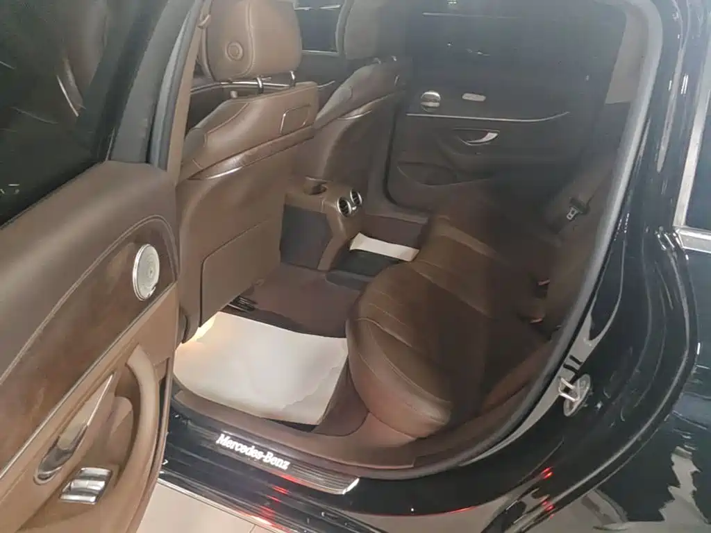 Фото 17 - Mercedes-Benz E-Class