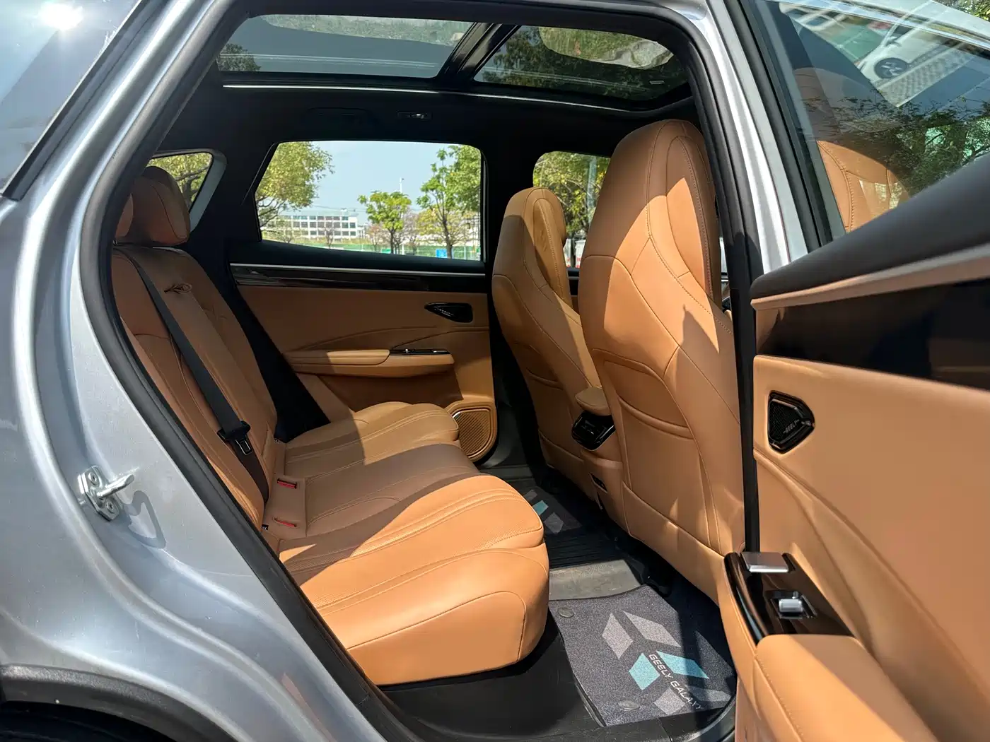 Geely Galaxy Galaxy L7 2025 EM-i 115km Explorer+ Edition фото 30