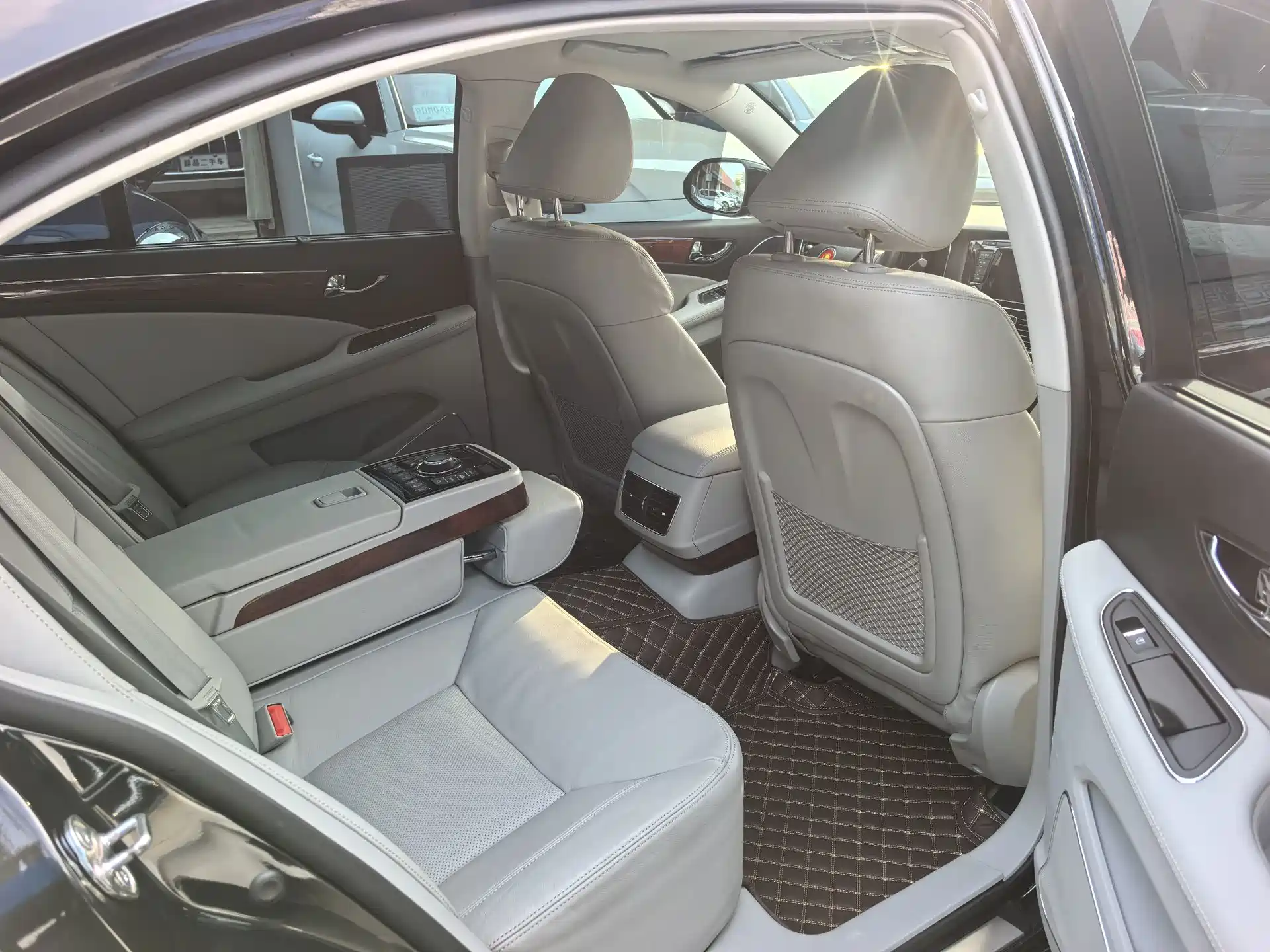 Фото 8 - Hongqi H7