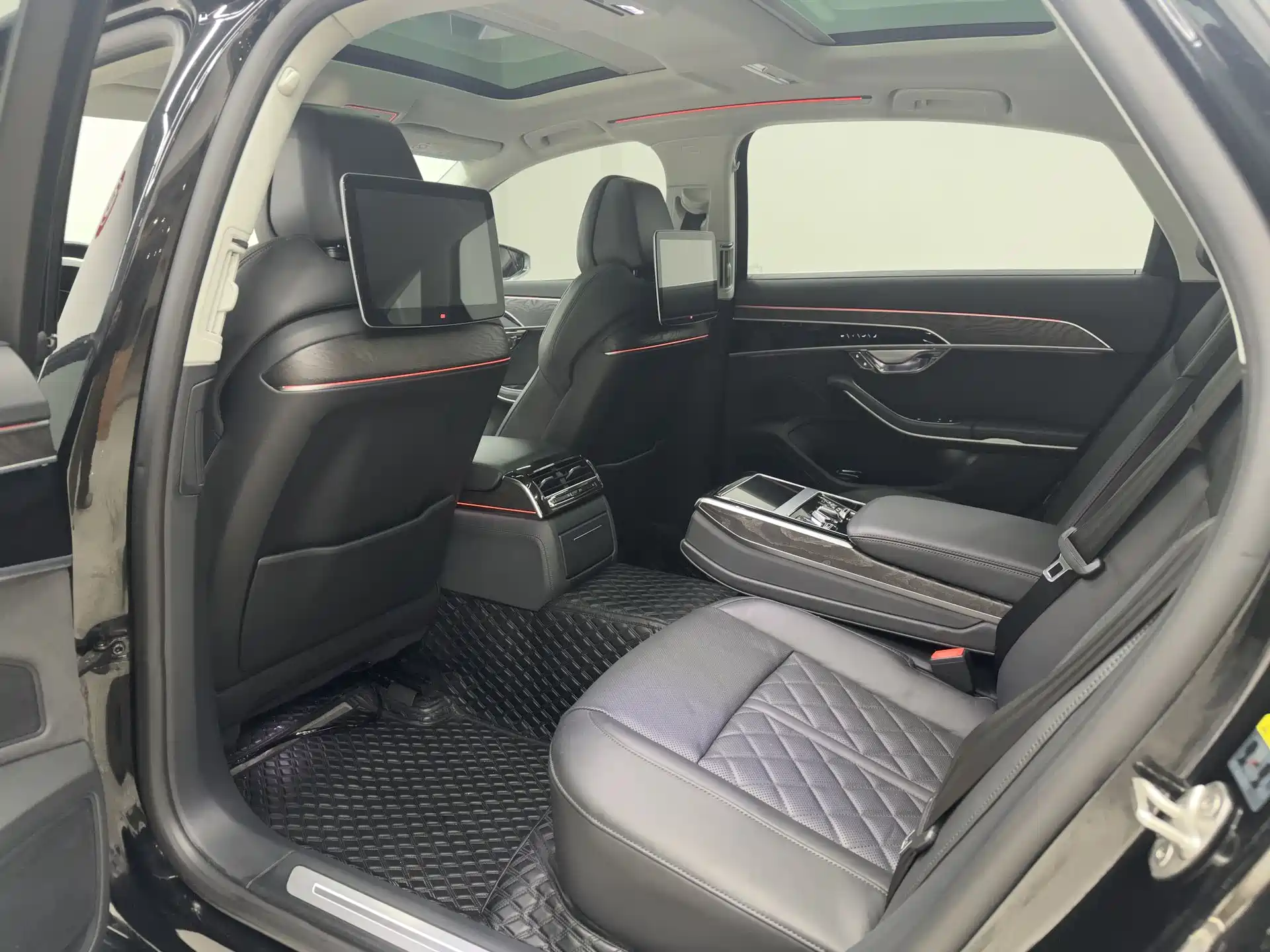 Фото 8 - Audi A8