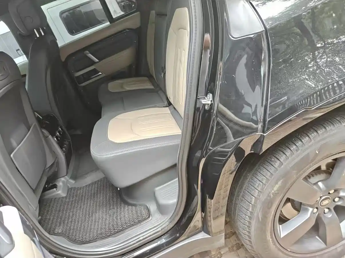 Photo 3 - Land Rover Defender