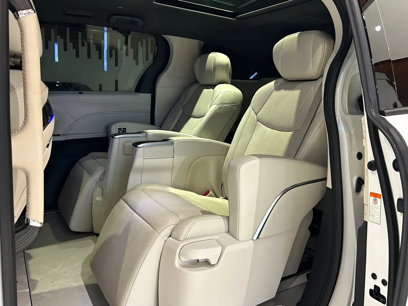 Photo 16 - Toyota Granvia