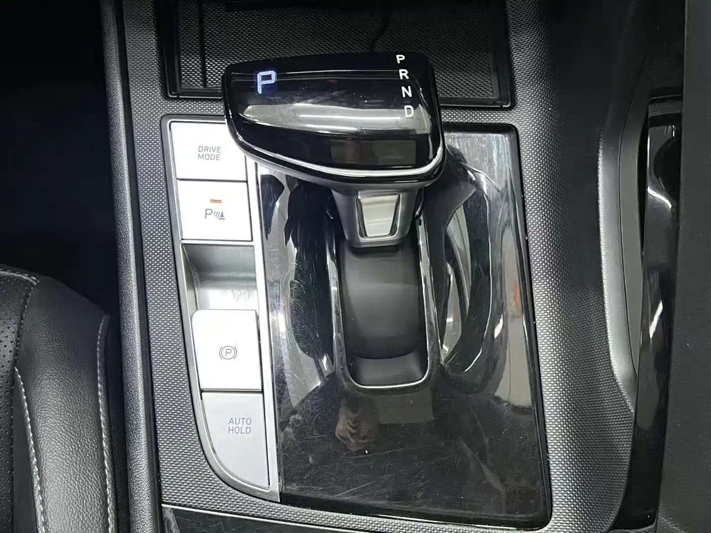 Hyundai Elantra 2022 1.5L CVT LUX Premium Edition фото 21
