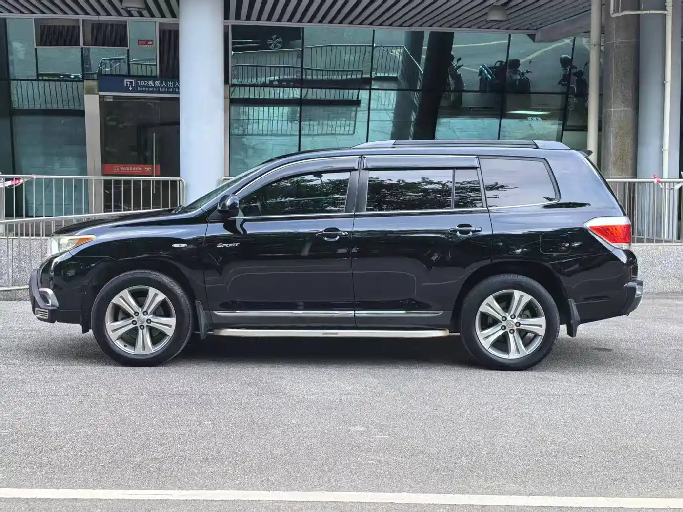 Photo 5 - Toyota Highlander