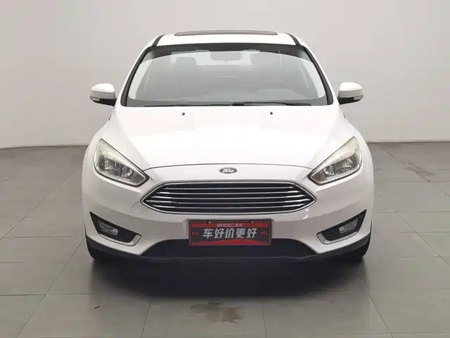 Ford Focus 2015 Sedan 1.6L Manual Trend — фото 3