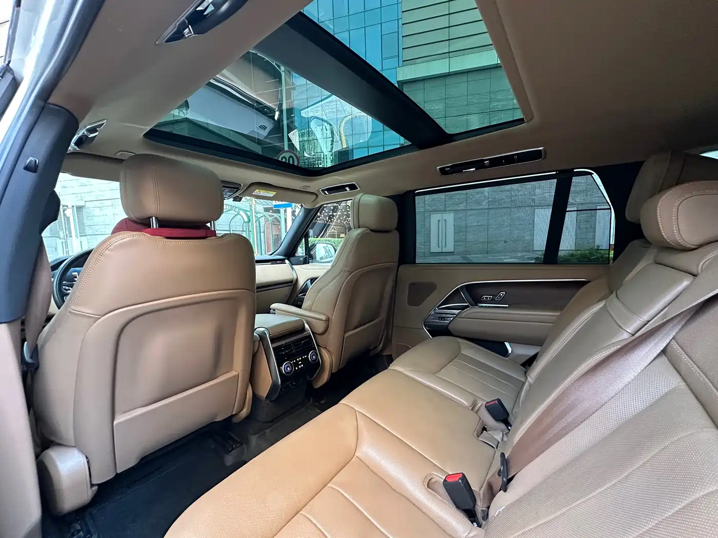 Land Rover Range Rover 2023 3.0 L6 400PS Golden Age 7-Seater Long Wheelbase фото 17