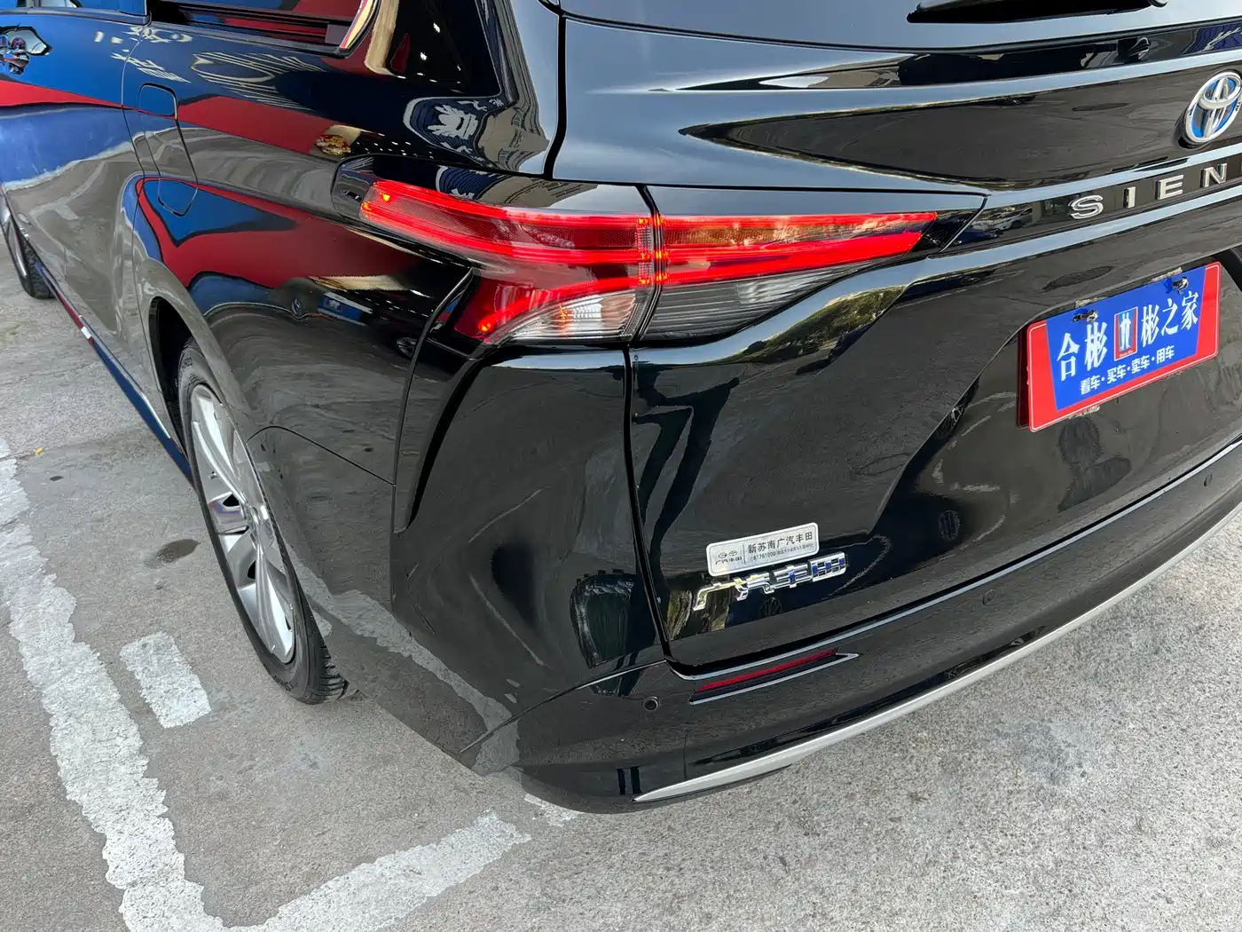 Toyota Sienna 2023 2.5L Hybrid Platinum Edition фото 12