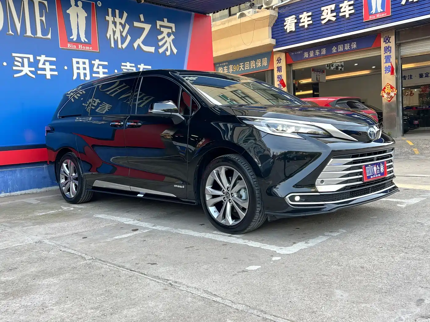Toyota Sienna 2023 2.5L Hybrid Platinum Edition фото 2