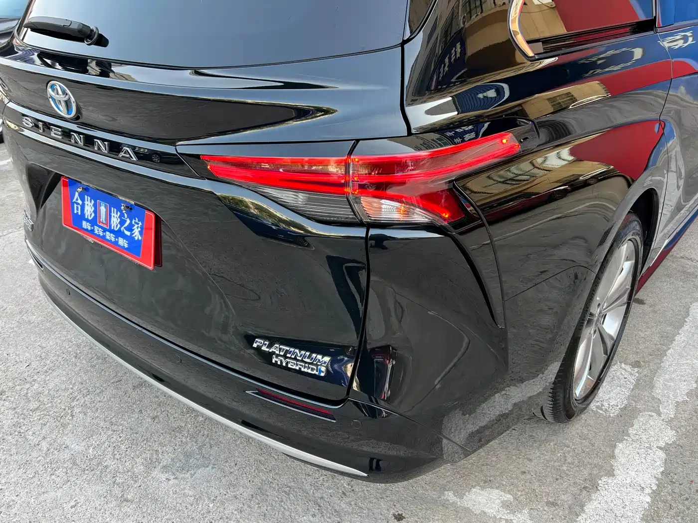 Toyota Sienna 2023 2.5L Hybrid Platinum Edition фото 9