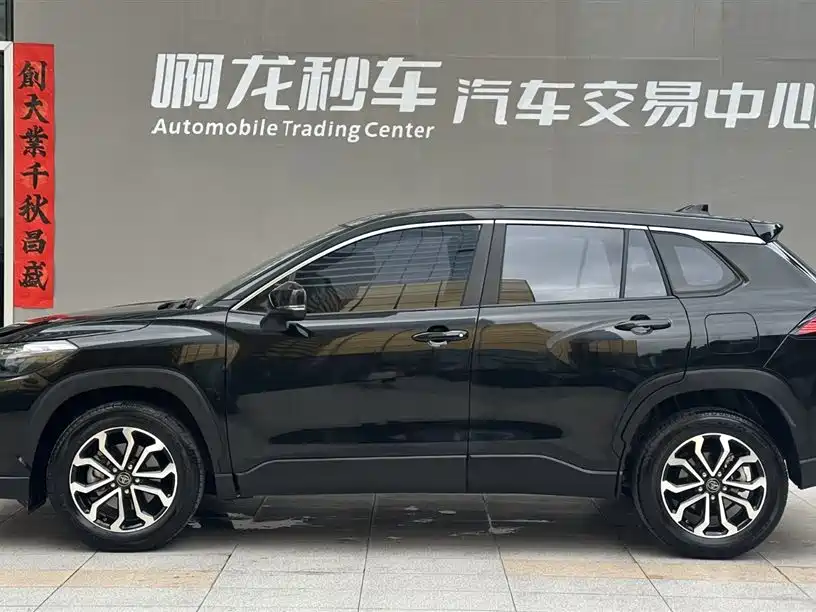 Toyota Frontlander 2023 2.0L CVT Luxury Edition фото 2