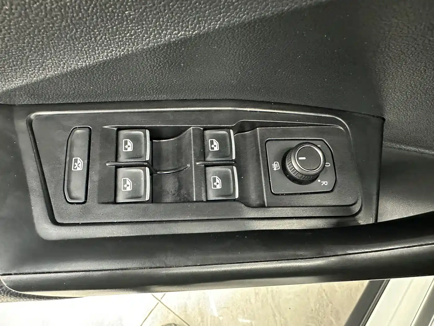 VOLKSWAGEN T ROC EXPLORING SONGS