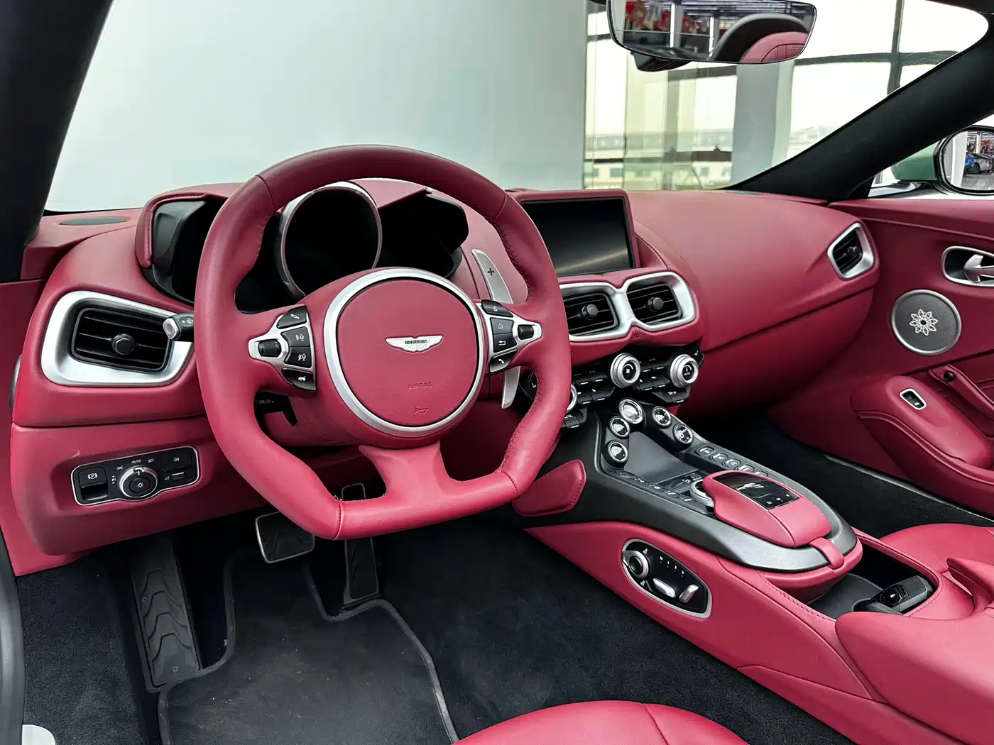 ASTON MARTIN V8 VANTAGE