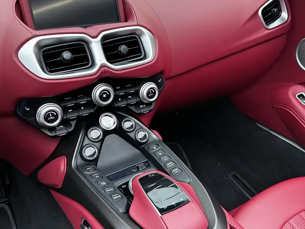 Aston Martin V8 Vantage 2022 4.0T V8 Roadster фото 21