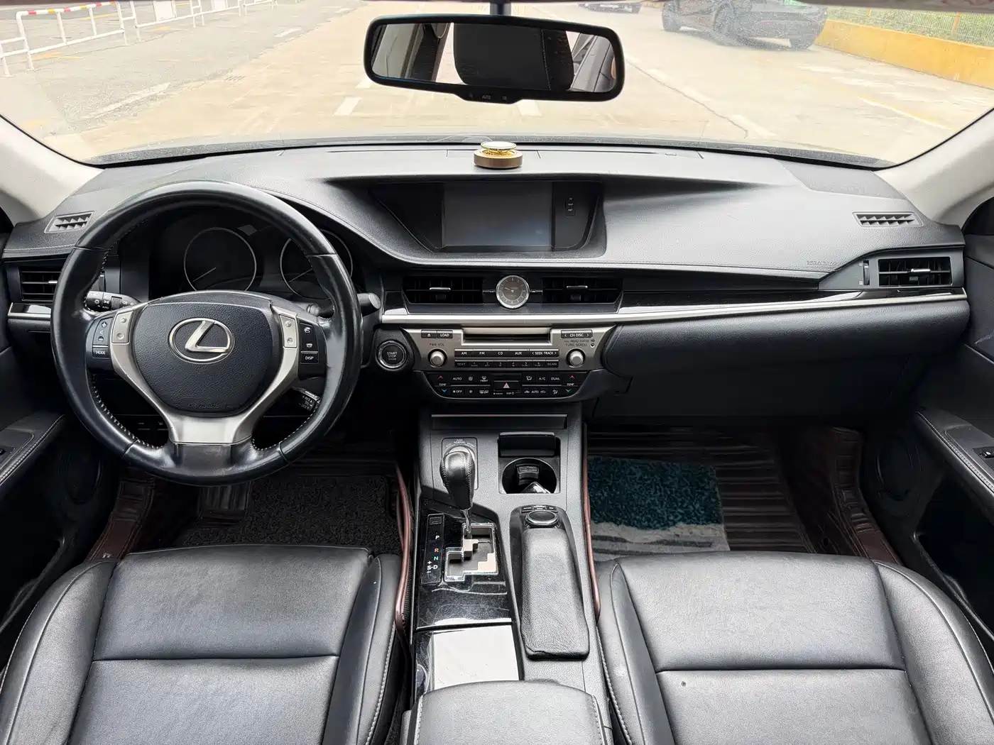 Photo 7 - Lexus ES