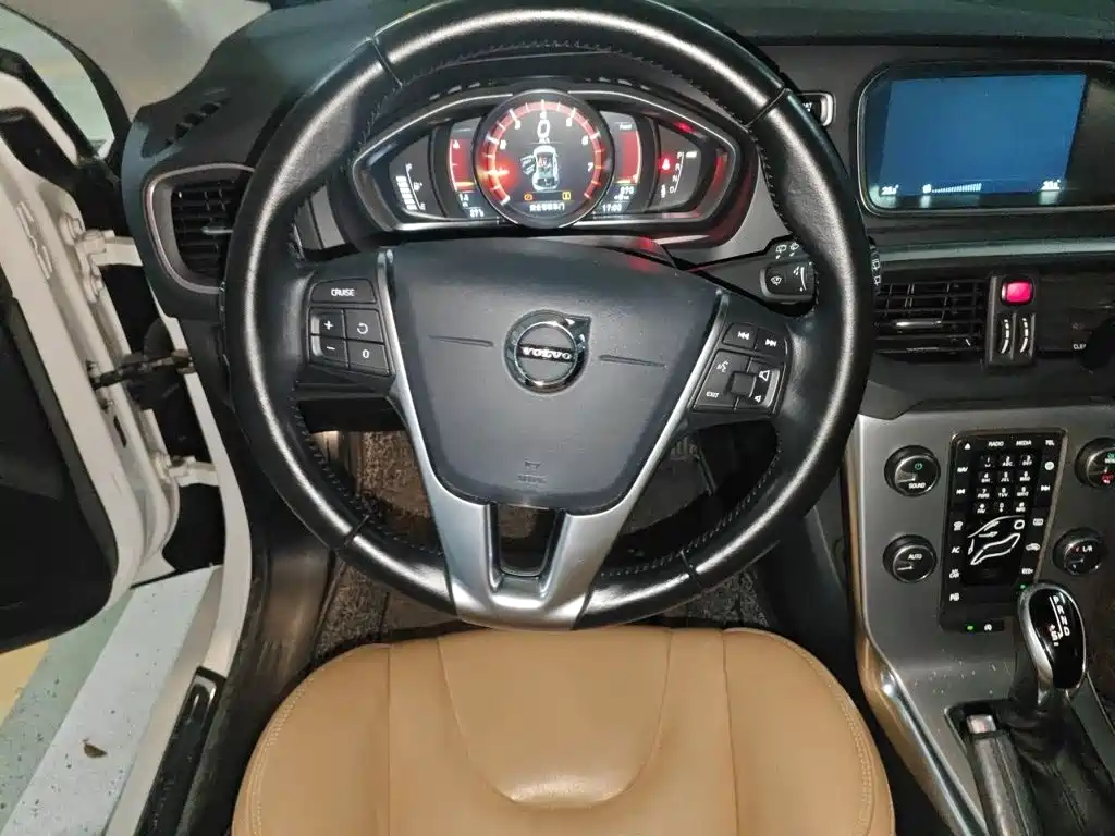 Фото 3 - Volvo V40