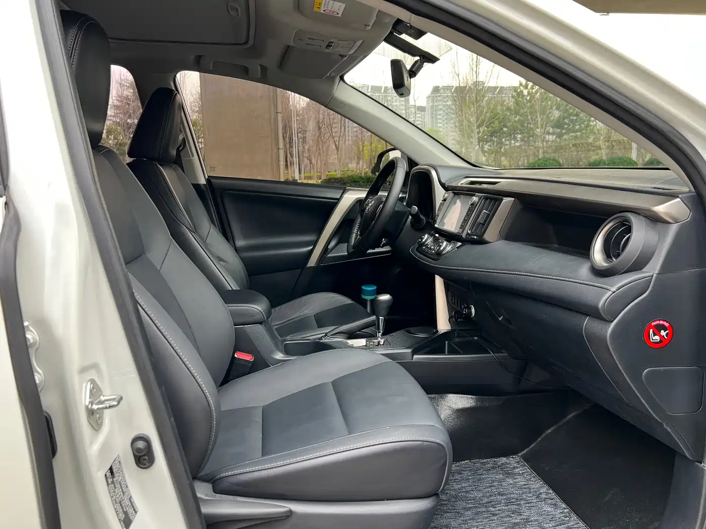 Toyota RAV4 Rongfang 2015 2.0L CVT 4WD Pioneer Edition фото 11