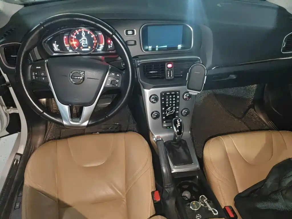 Фото 13 - Volvo V40