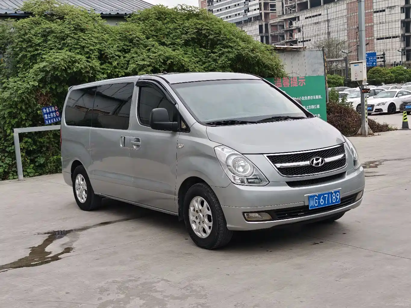 Hyundai H-1 Grand Starex 2011 2.4L Luxury Edition фото 2