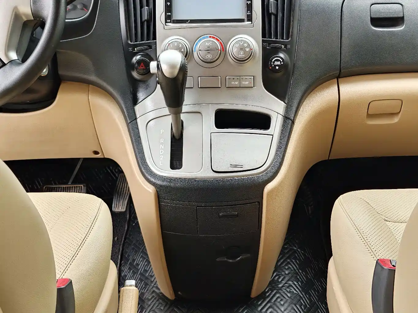 Hyundai H-1 Grand Starex 2011 2.4L Luxury Edition фото 9