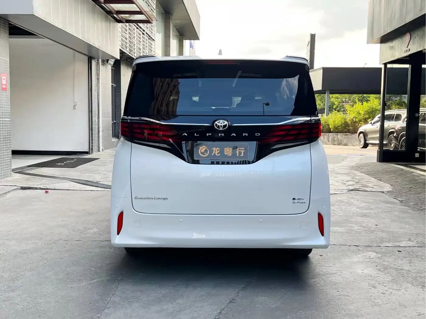 Toyota Alphard 2024 Hybrid 2.5L Ultimate Enjoyment Edition фото 5