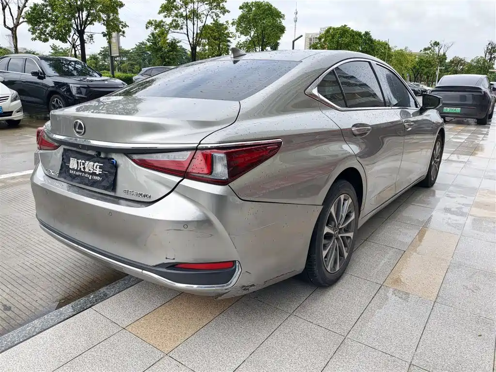 Photo 8 - Lexus ES