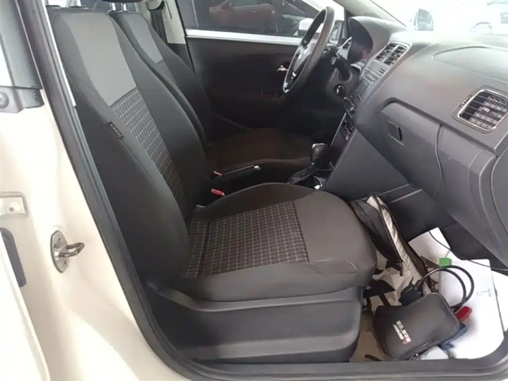 Volkswagen Polo 2016 1.6L Automatic Comfort фото 25