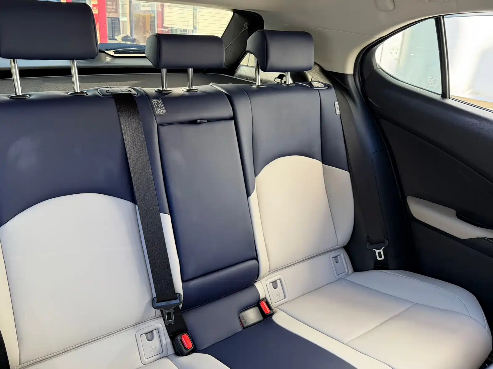 Фото 11 - Lexus UX