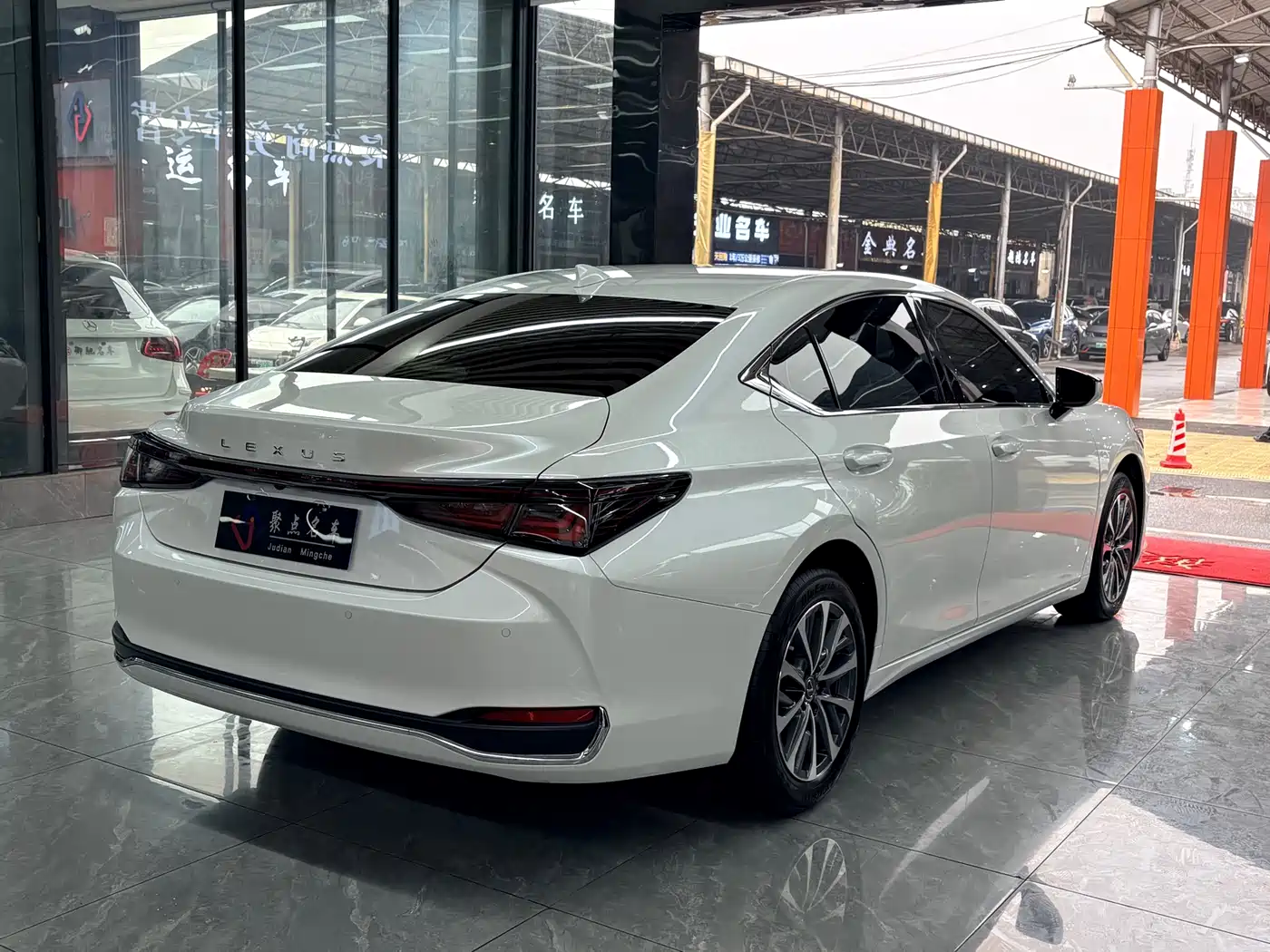 Lexus ES 2025 200 Ultimate Edition фото 4