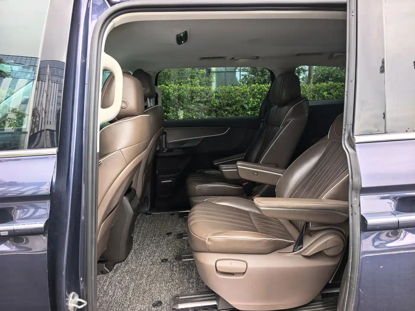 Roewe iMAX8 EV 2022 2022 Silver Edition