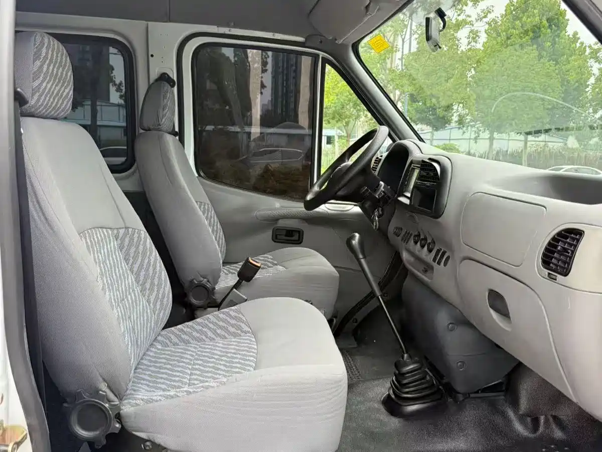 Ford Classic Transit 2015 2015 2.8T Diesel Short Wheelbase 6-Seater Mid-Roof MPV JX493ZLQ4